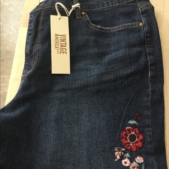 Size 8. Bestie Embroidered Short. - Picture 4 of 7